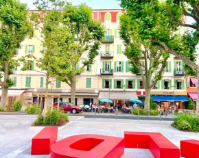 Place Grimaldi, close to beach and restaurants, with balcony